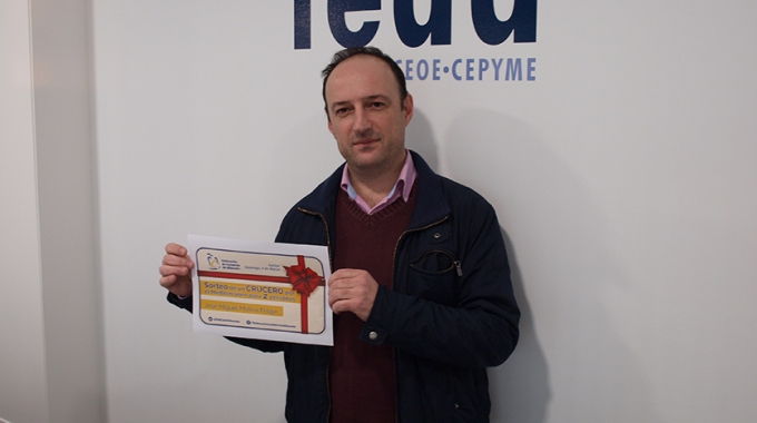 El ganador del concurso recoge su premio